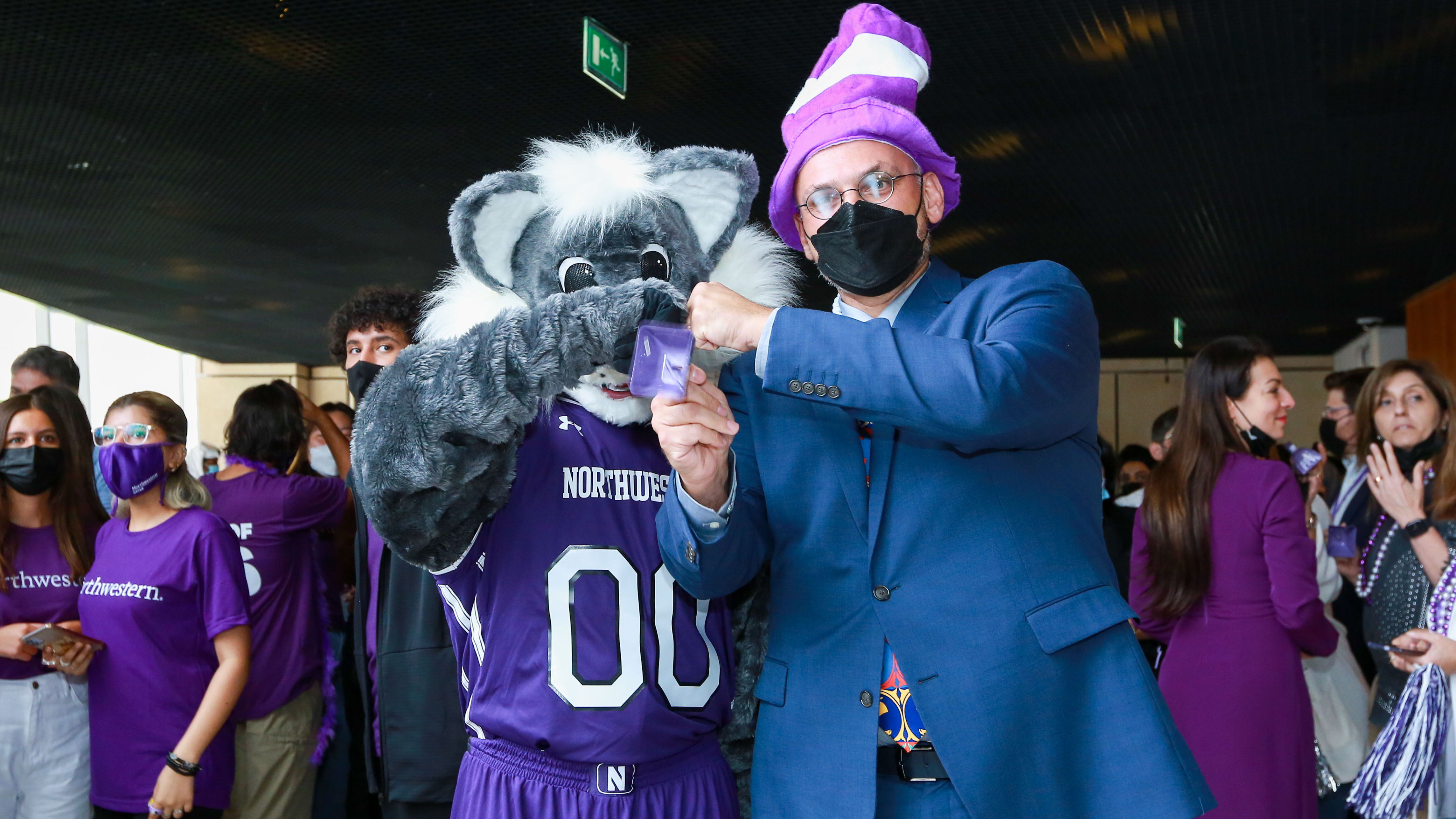 Dean Marwan M. Kraidy joined the Northwestern Qatar community in welcoming the new class as they marched through the arch